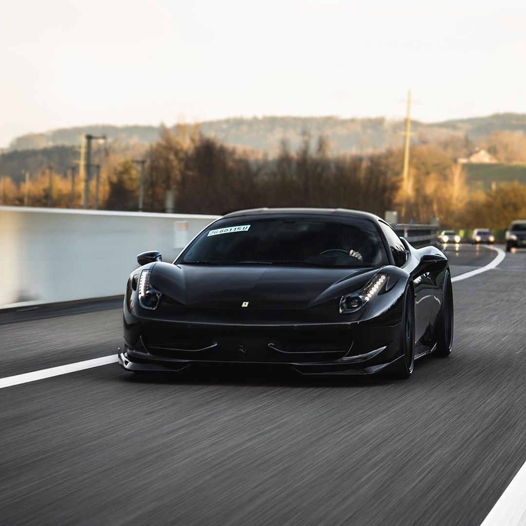 这辆法拉利458被打造成真正的黑武士