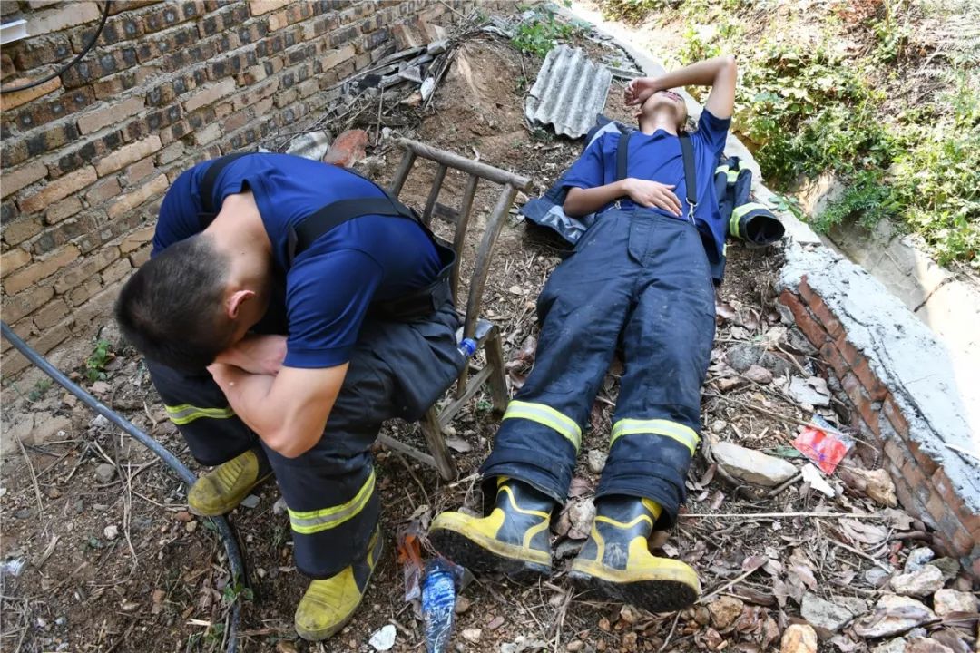 郴州百名消防指战员星夜驰援衡东森林火灾现场