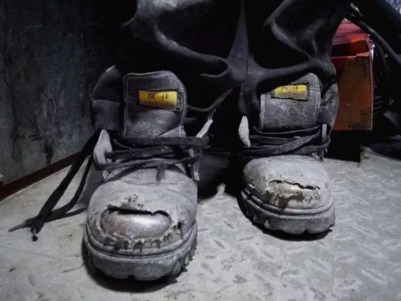 带钢板的劳保鞋也经常会被磨破""穿梭于钢筋水泥之间,铁 蹄每年回家