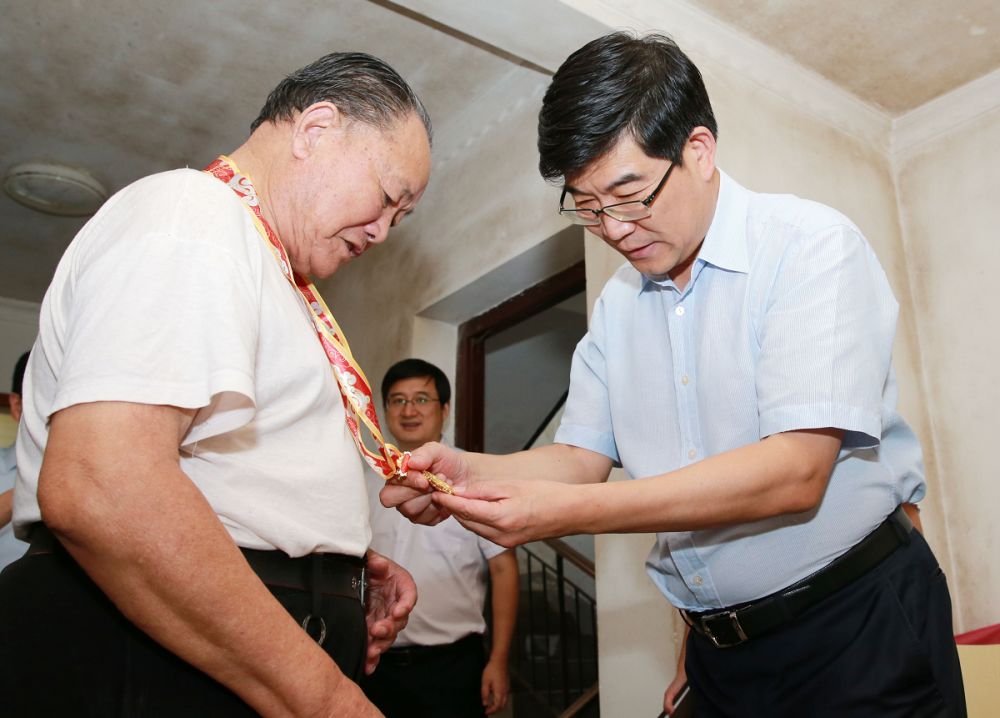 李猛先后前往铜官区人民社区,幸福社区,滨江社区,走访慰问赵指南
