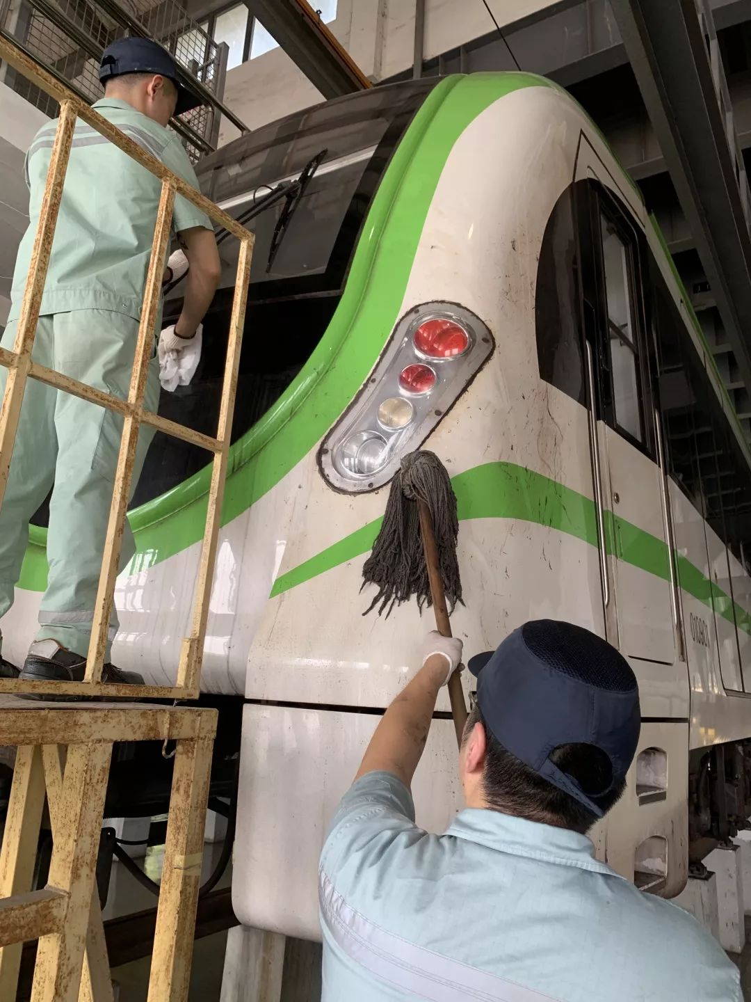 迎大庆换新颜车辆中心检修一车间党支部和工会员工清洗电客车