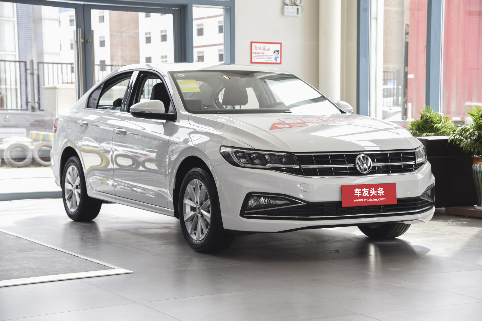 [图为2019款宝来]外观方面,2020款宝来采用了家族化设计,简约的横幅式