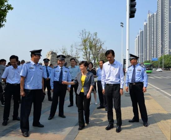 局长王中孚,市委群工部长杨志文等领导的陪同下先后到舞钢市公安局