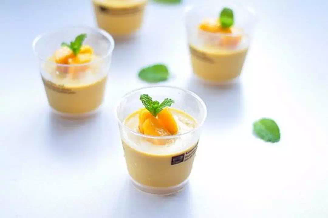 芒果布丁,黑森林,提拉米苏  ……  琳琅满目的精美茶歇  各式瓶装果汁