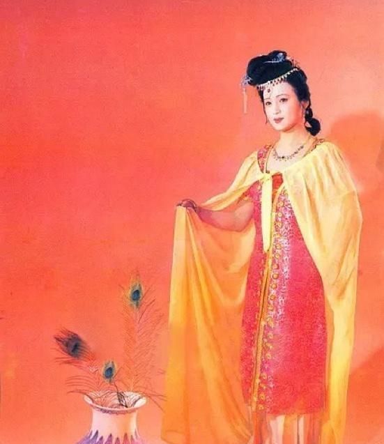 秦可卿年纪轻轻,为什么想不开跟了贾珍?只因贾珍有这么一个好处