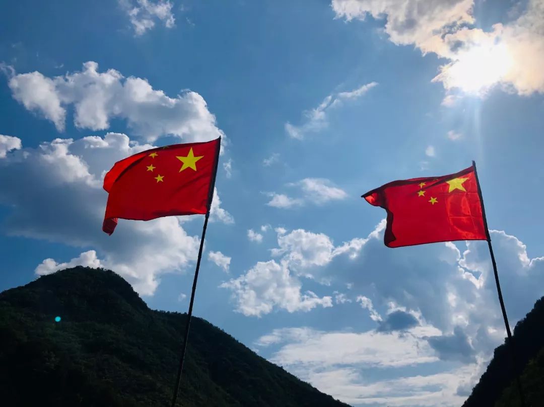卓越旅游挂国旗迎国庆五龙河景区营造最美中国红