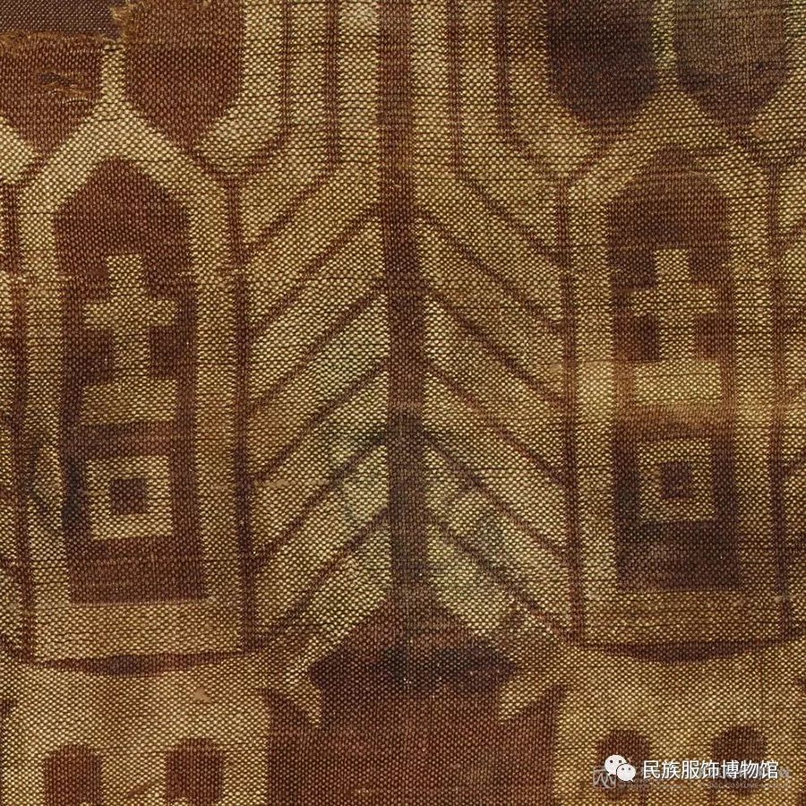 一白一褐两色,经向有较为完整的图案循环,纹理清晰.