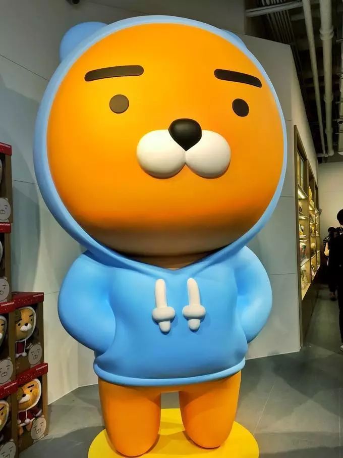 今年9月,nendo设计工作室联手韩国社交软件kakao talk推出了一系列