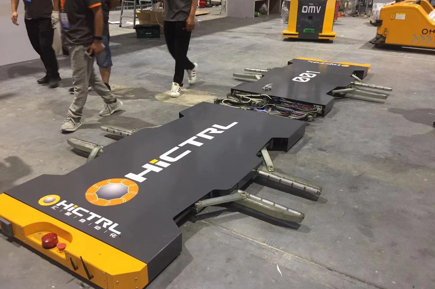 智慧停车汇聚omv夹持式停车机器人