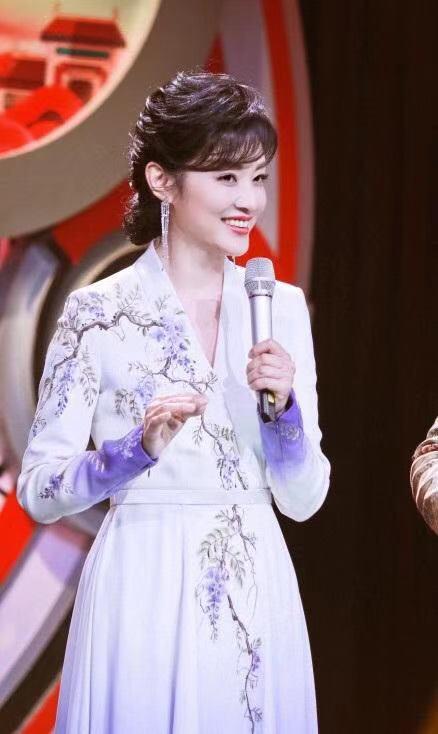 51岁周涛霸气回归70周年晚会主持女王红裙稳坐央视一姐秒杀董卿
