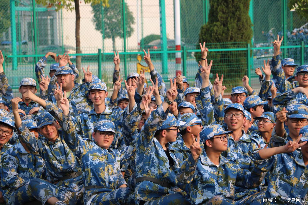 毛坦厂中学新生军训之迷彩分外耀眼二