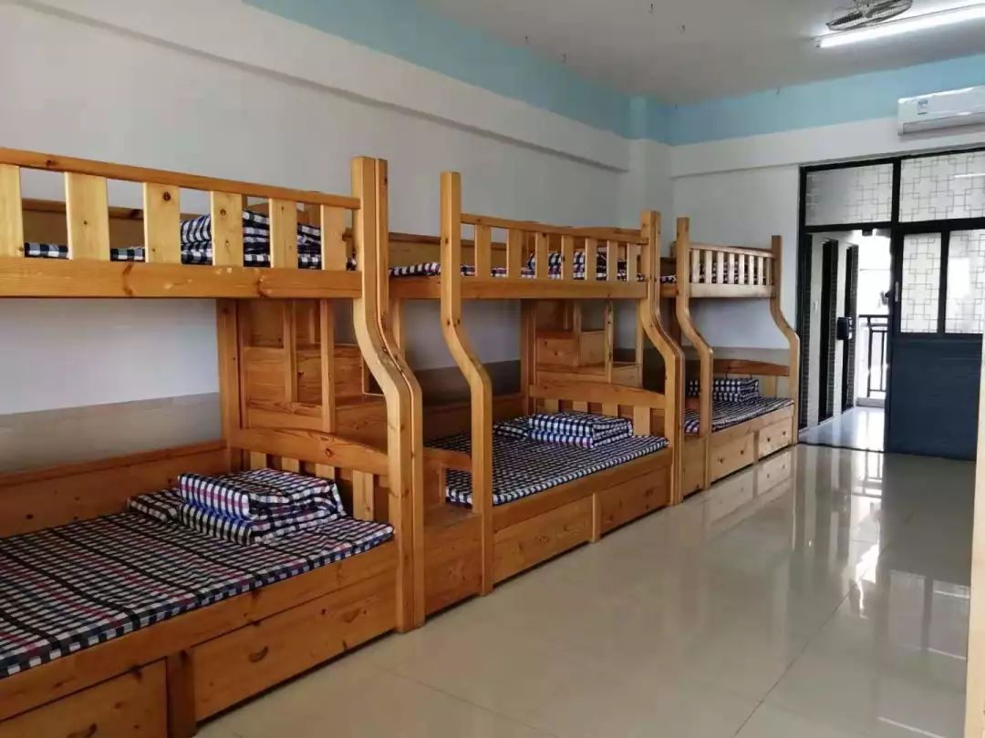 中学宿舍宽敞明亮,干净整洁,南北通透入户石凳鞋架,整整齐齐分类摆放