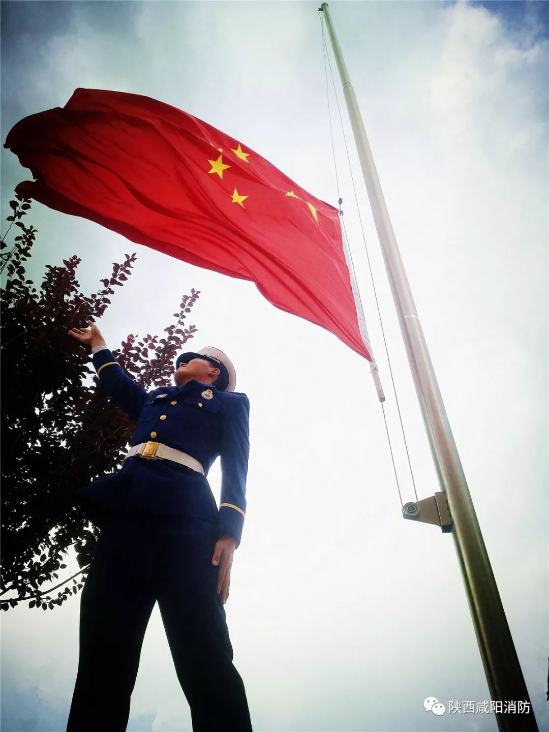 与国旗合影 为祖国庆生——咸阳消防献礼祖国70华诞_中国