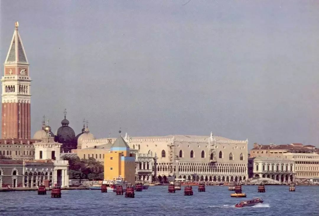 双年展期间,浮动剧场唤醒了威尼斯人的集体回忆,被评价为"像一座灯塔