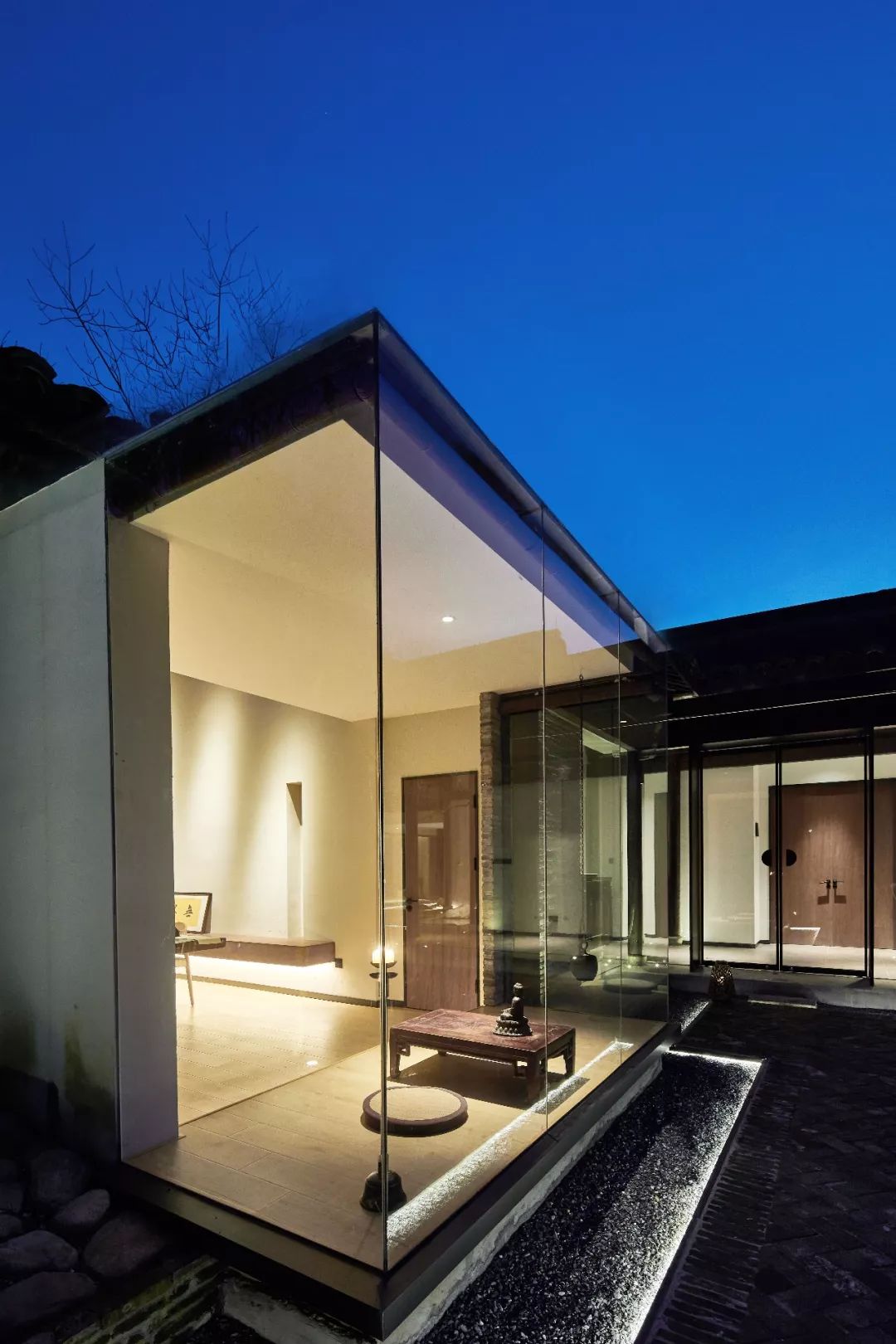 茶室改造前存在着不透光,封闭和建筑老旧等问题.