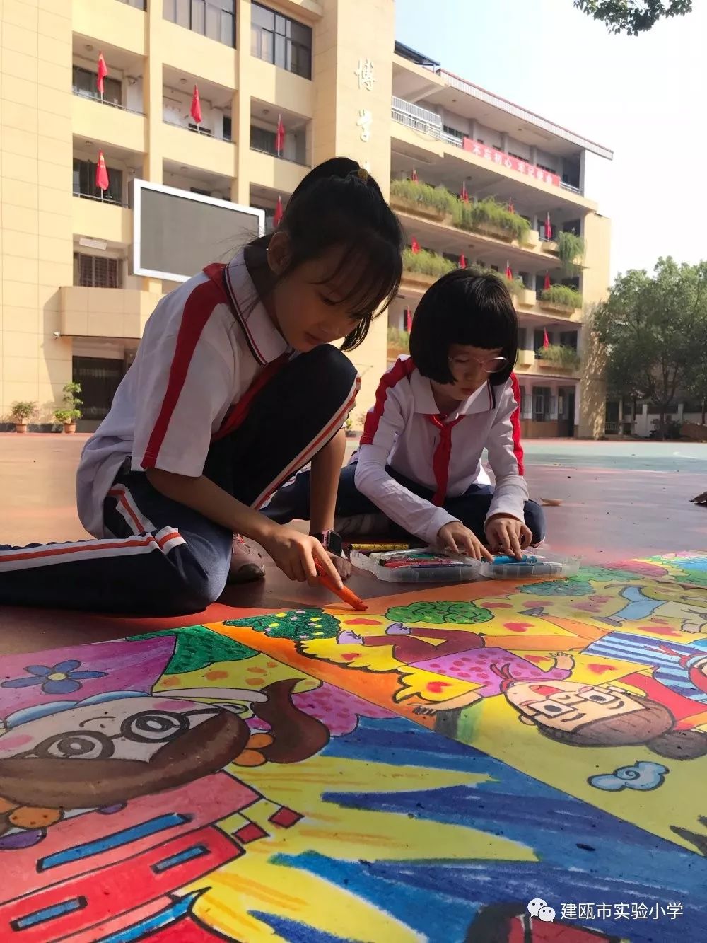 70周年,小手共绘祖国新蓝图 ——建瓯市实验小学长卷现场绘画活动