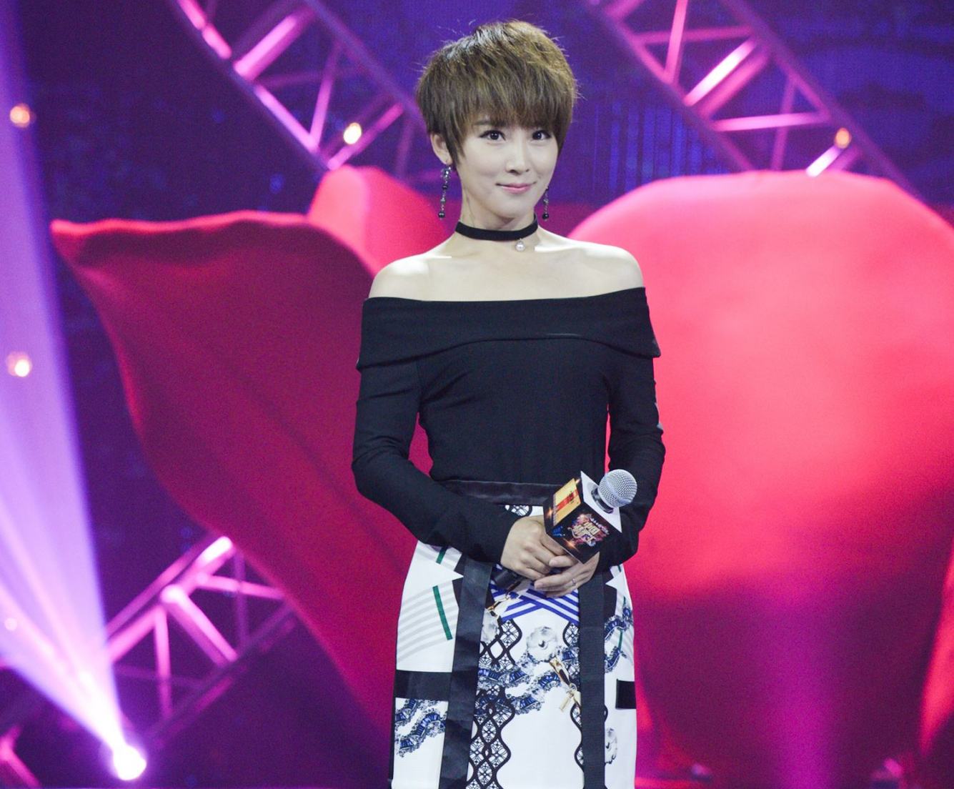 谢楠当家主持在前吴京百亿票房在后背后女人功不可没