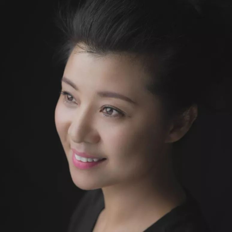 王华饰演海伦她,是上海话剧艺术中心演员王华,毕业于上海戏剧学院.