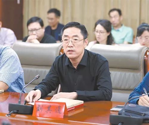 让"青竹"坐上"头把交椅"作为一名文化企业的负责人,在新时代,我不仅要