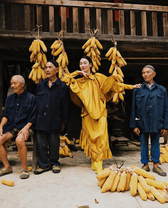 惠英红走进贵州农村,头梳冲天辫在玉米地里拍照,与村民开心合照