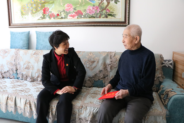 刘淑芬国庆前夕走访慰问老党员离退休党员老干部模范退役军人劳动模范