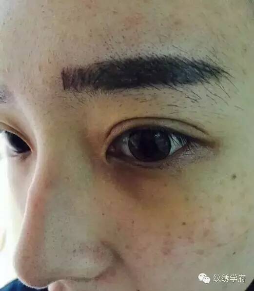 刚做的眉毛再擦防晒粉底在上面100会变色