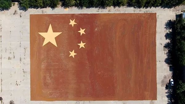 壮观运城农民用高粱玉米绘制巨幅五星红旗