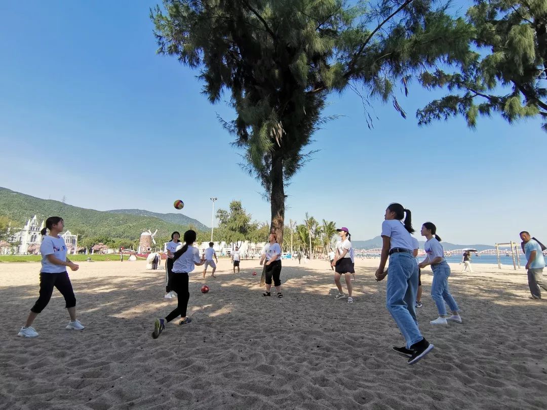 13:00 到达在这样一个明朗的下午,置身于沙滩上,大海边,身旁有学勤的