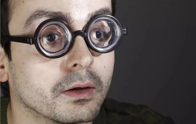 小刘的烦恼"20岁,近视1000度,我真的太难了!"_生活