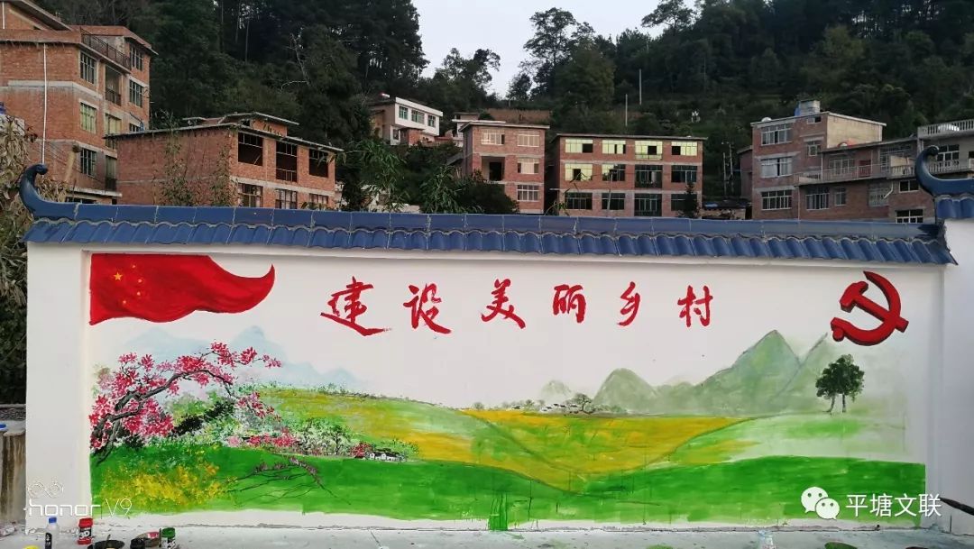 墙画:建设美丽乡村文艺"轻骑兵"画墙画文艺"轻骑兵"与领导合影