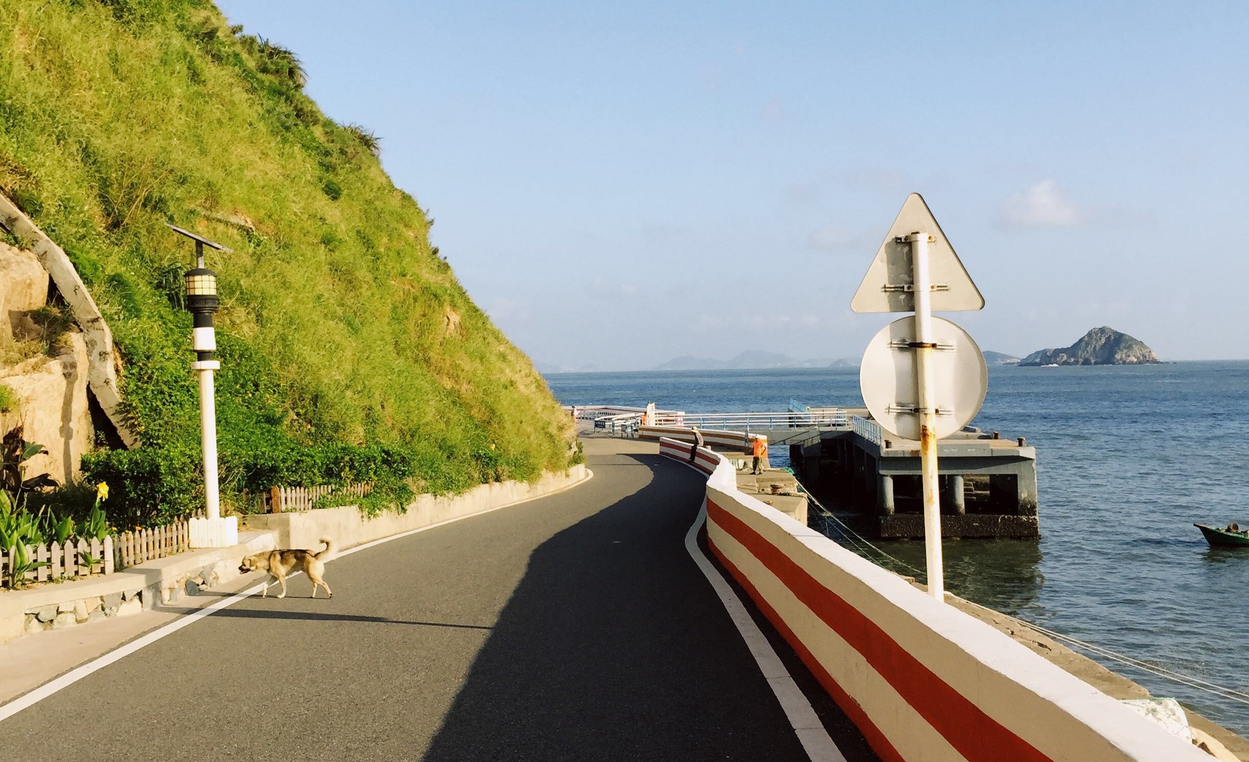 花鸟灯塔是中国舟山群岛最北端,长江口至太平洋航线上的特大型灯塔,被