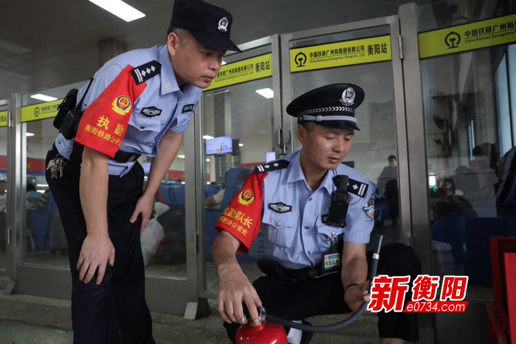 衡铁公安全员佩戴红袖标誓保国庆期间铁运安全