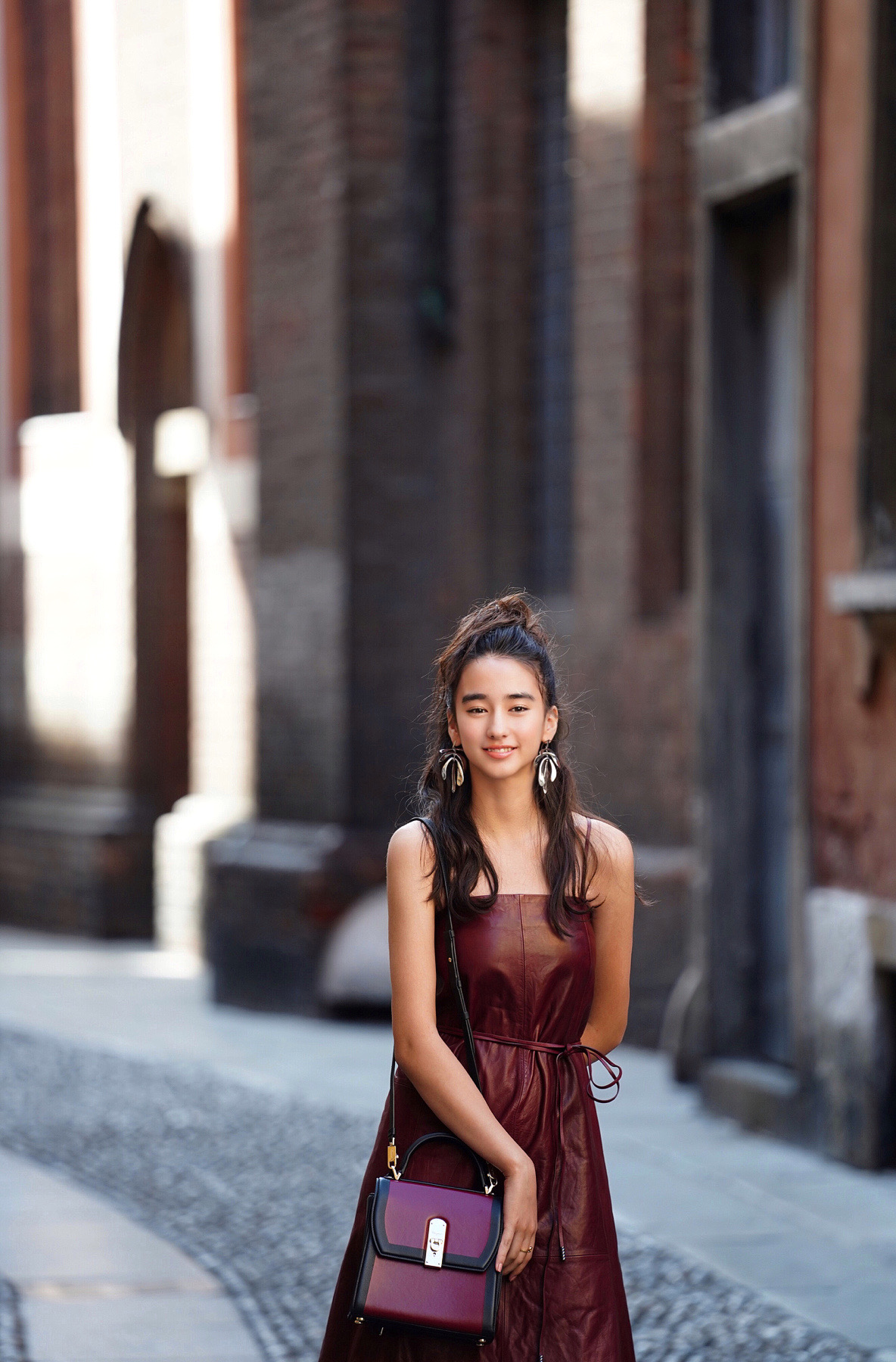 近日,新生代演员李宛妲现身米兰,受邀出席菲拉格慕2020