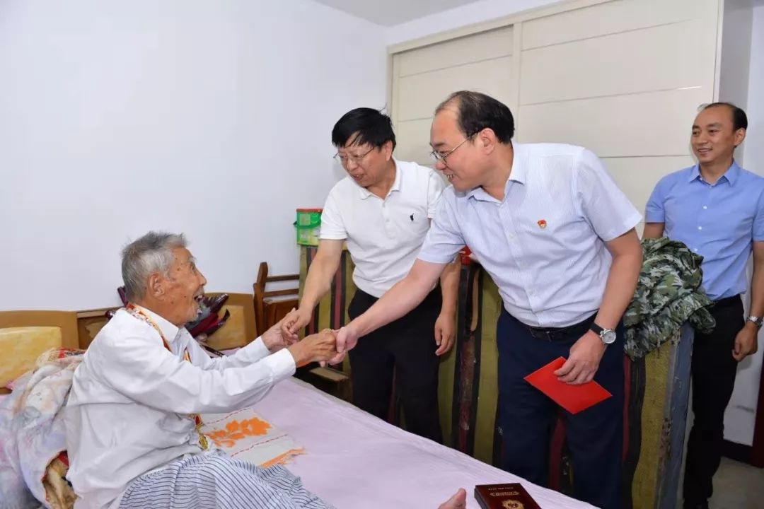 国庆将至区领导将党和政府的关怀与温暖带给这群特殊的人