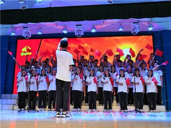 礼赞新中国奋进新时代 ——盱眙县都梁中学举办庆祝新中国成立70周年