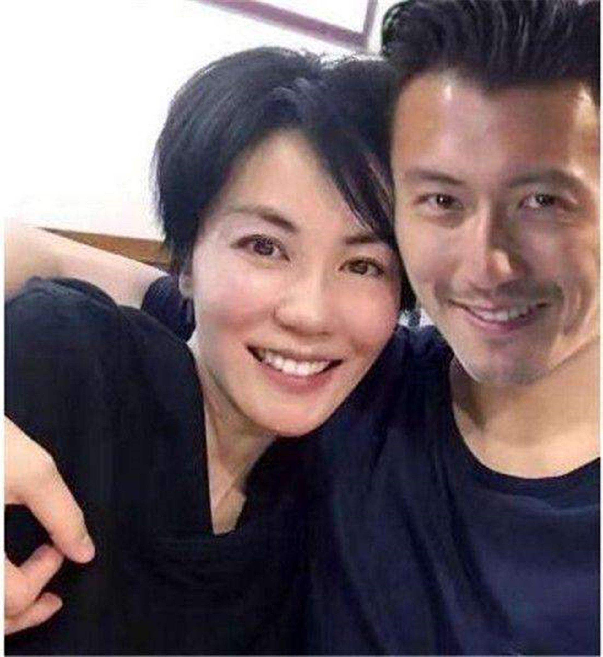 50岁王菲近照曝光,丸子头紧身衣健身房挥汗,网友直呼:身材太好_谢霆锋
