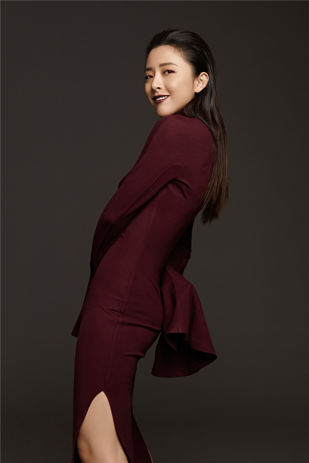 黄小蕾最新秋季写真上线 极简风尚诠释酷美与性感