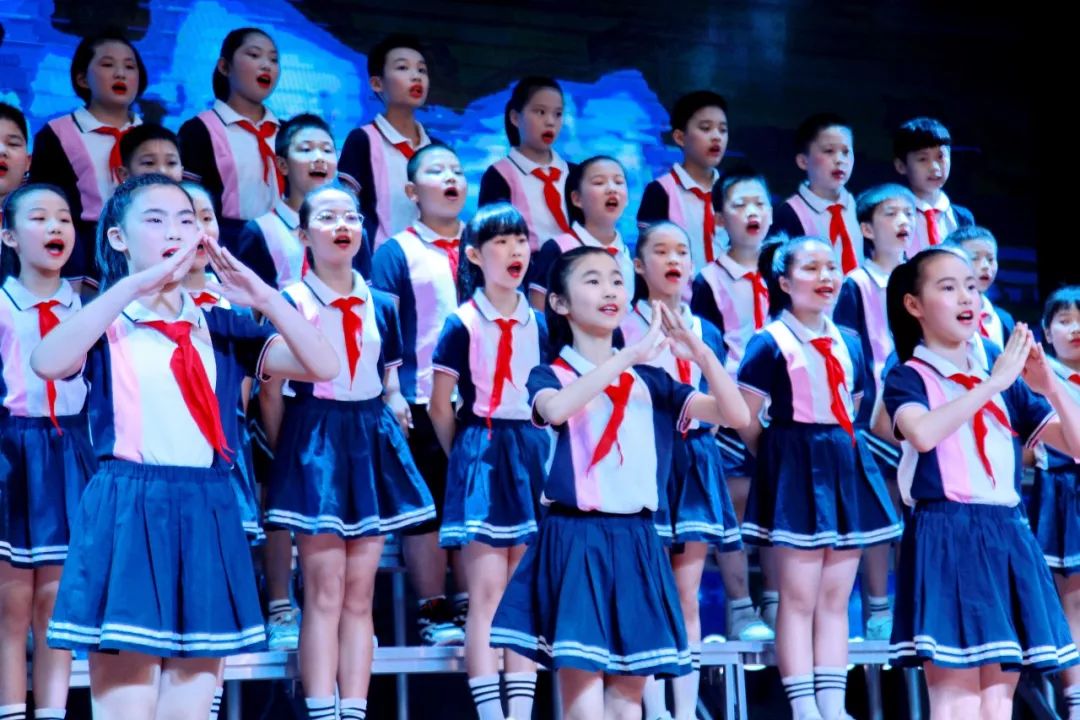 上他们快乐地奔跑着鲜艳的国旗飘扬在胸前大声呼喊"我爱你中国""祖