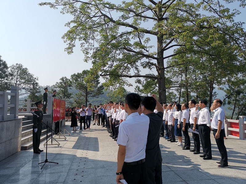 新兴县机关事务管理局党员干部到蕉山革命烈士陵园,叶季壮故居接受