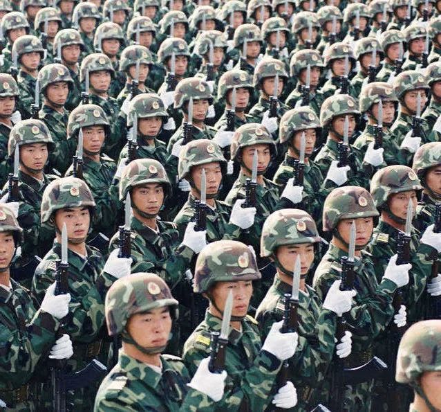 手持81式7.62毫米自动步枪的步兵方队