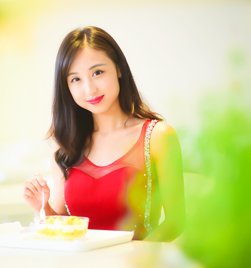 红衣女郎优雅的容颜迷人的微笑靓丽动人