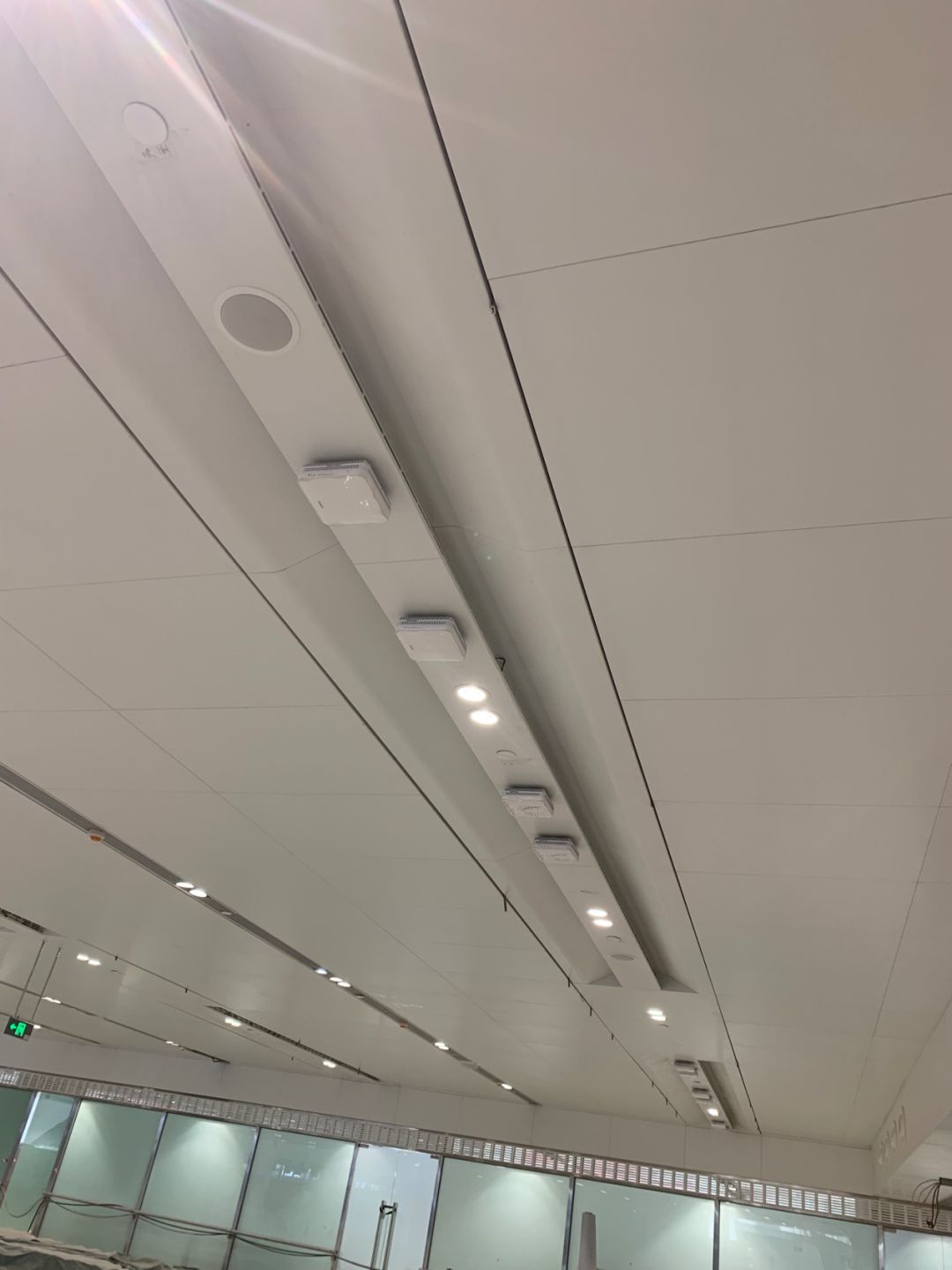 新机场内三网室分天线基站施工建设现场