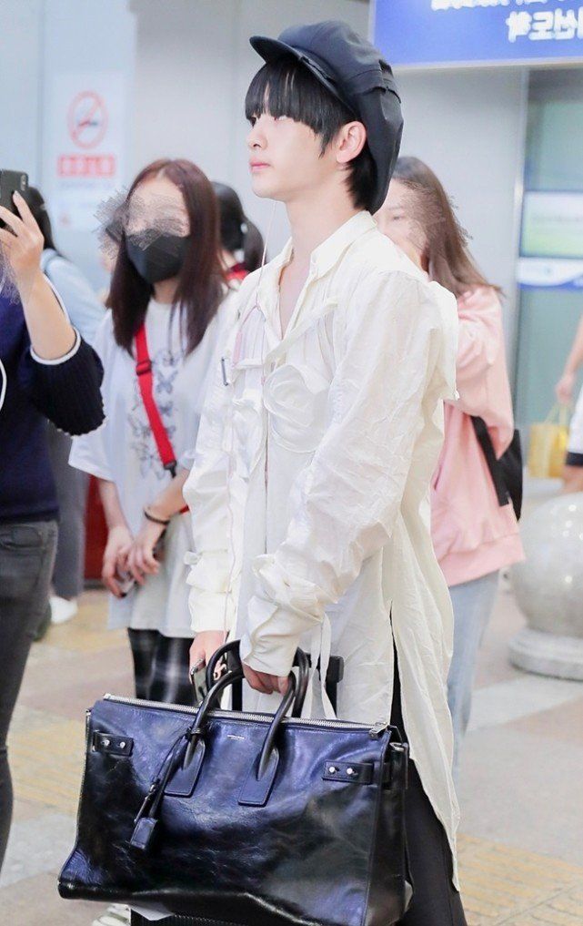 周震南内心住着一个小女生吗白色花朵衬衫阔腿裤裙看不懂