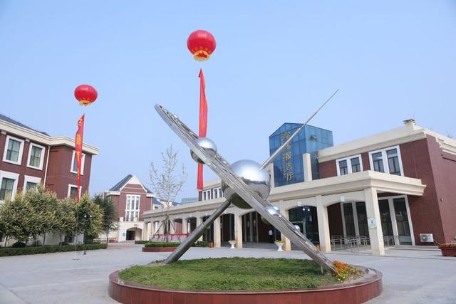 潍坊新纪元学校隆重举行第十届桃李节暨纪念孔子诞辰2570周年庆典大会