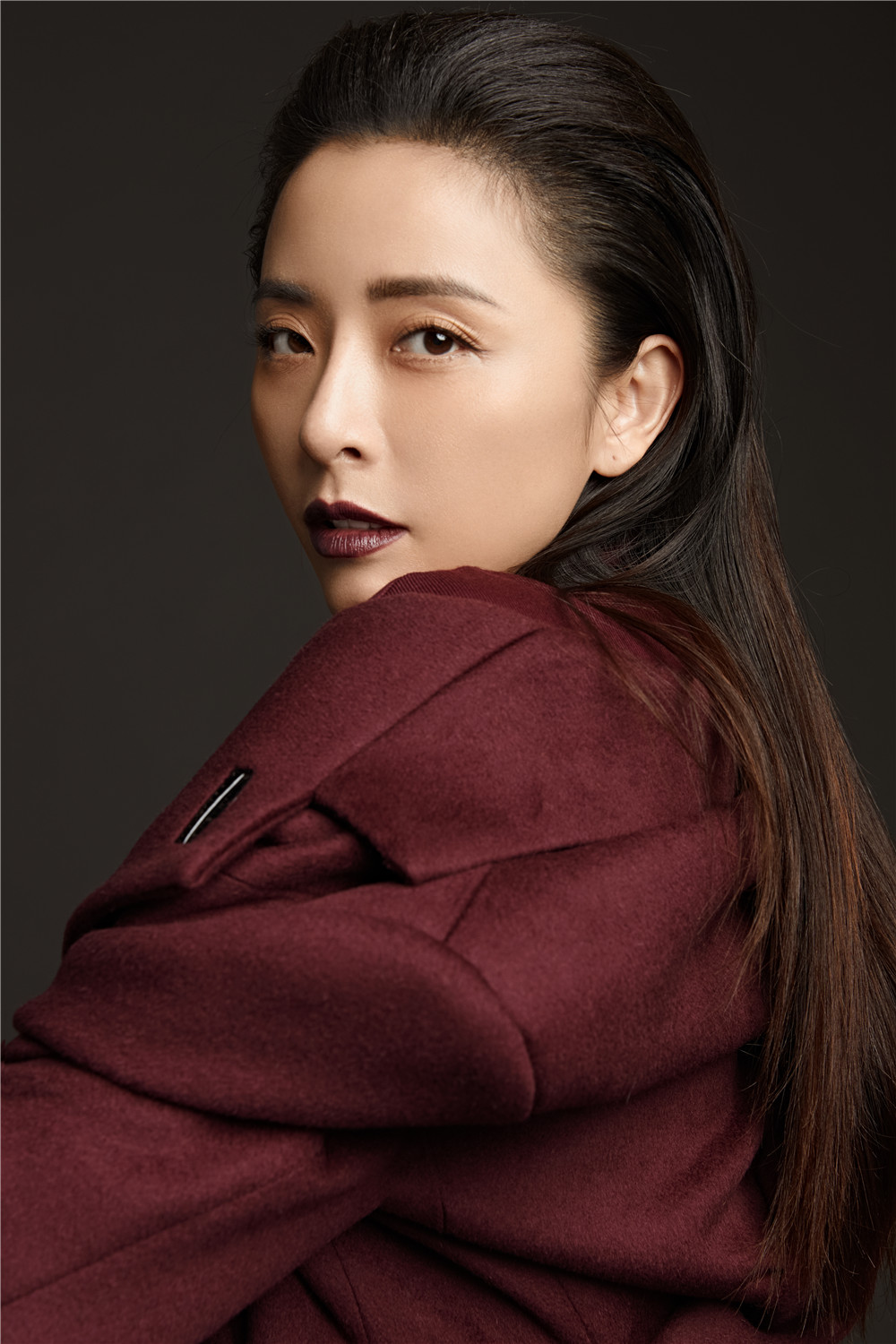 黄小蕾最新秋季写真上线 极简风尚诠释酷美与性感