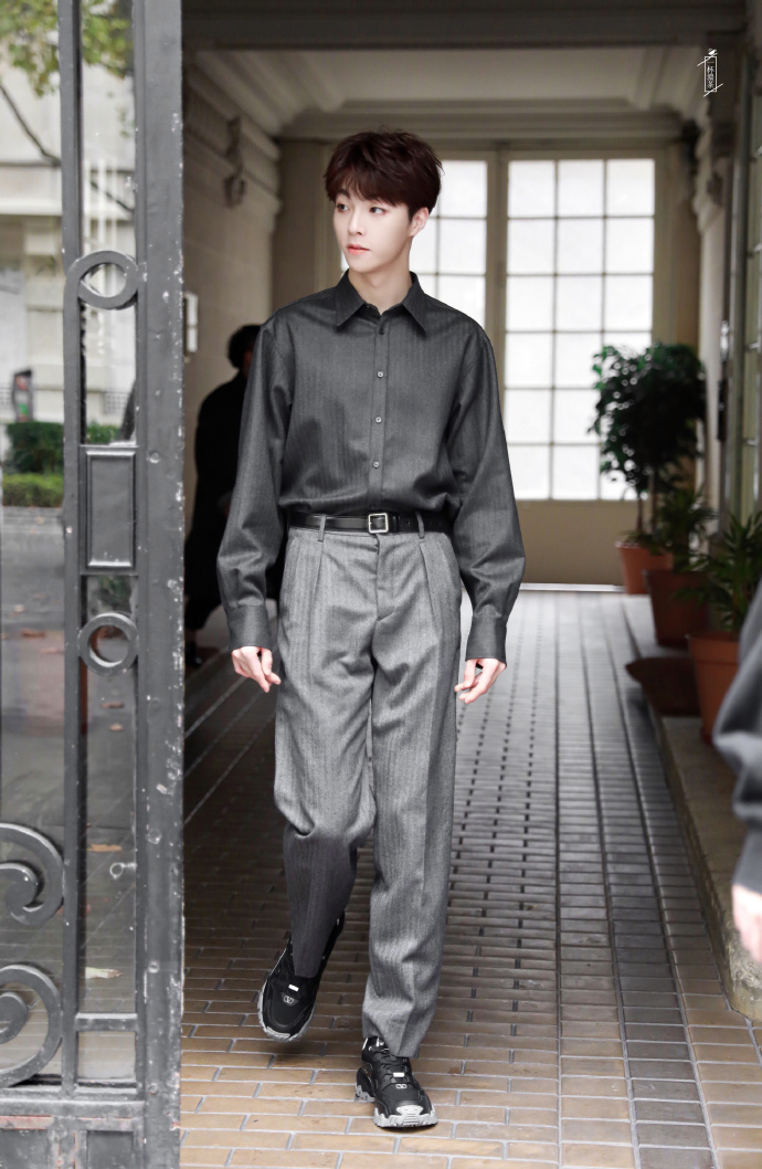 陈立农亮相巴黎时装周valentino 2020春夏大秀