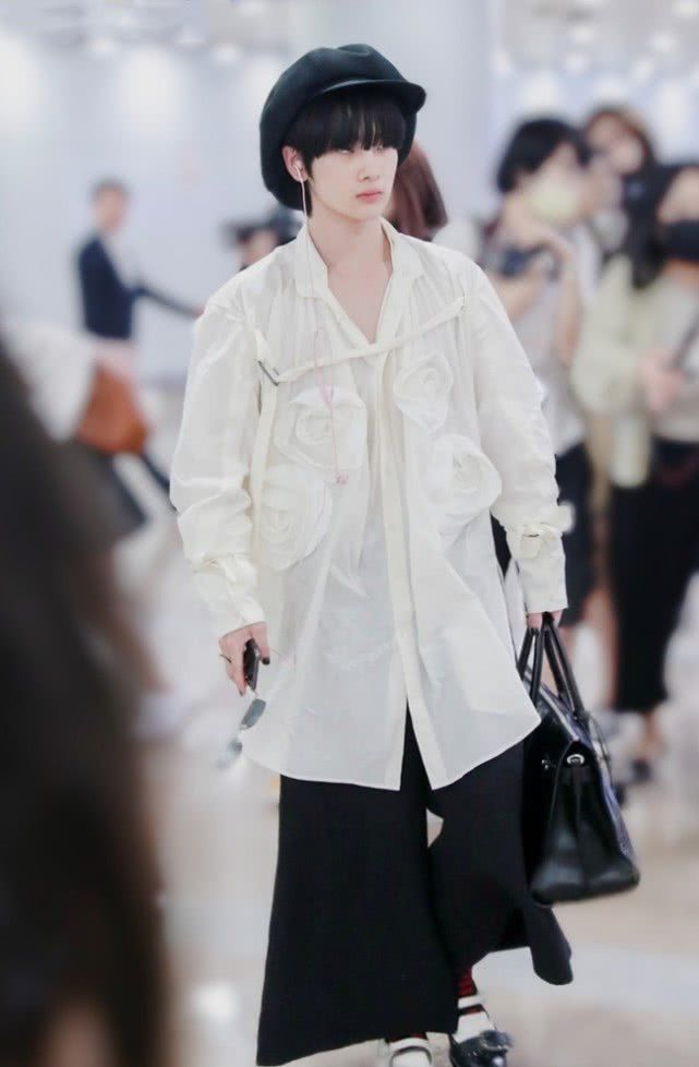 周震南内心住着一个小女生吗白色花朵衬衫阔腿裤裙看不懂