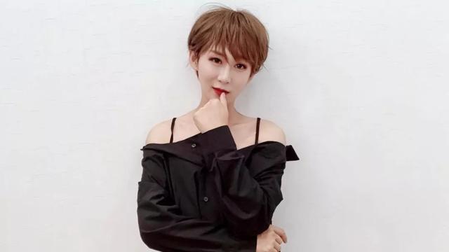 淘宝直播上穿裙子的男孩:比"变装"更重要的,是带货_小北