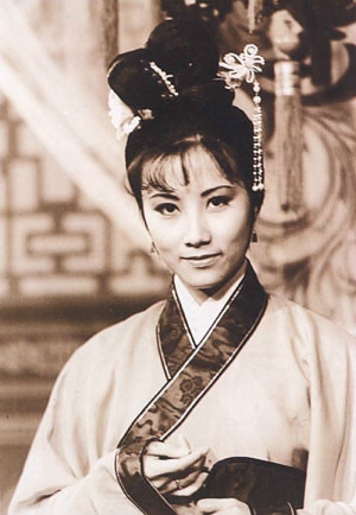 原创72岁汪明荃演出时摔倒,双脚腾空表情痛苦,吃力爬起后继续演唱