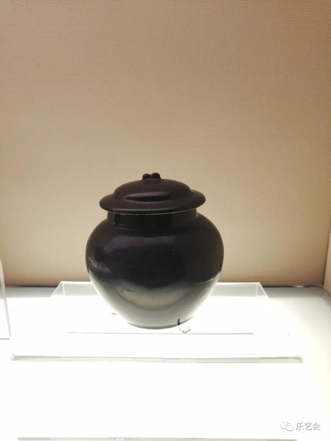 科学院和四川博物馆在四川成都凤凰山南麓发掘了明初蜀王世子朱悦熑墓